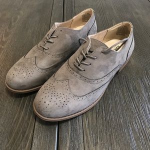 Women's wingtip shoes