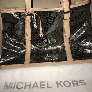 💯Auth. Michael Kors tote 👜 in silver monogram.