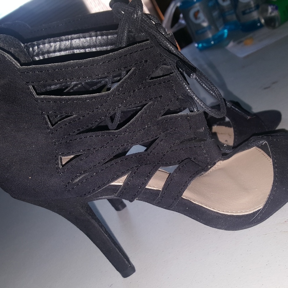 Heels - Picture 2 of 3