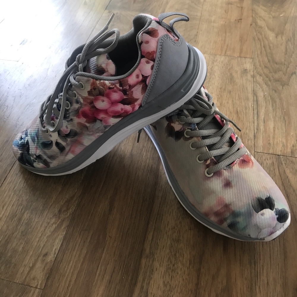 Brand New JustFab Floral Tennis Shoes size 8.5