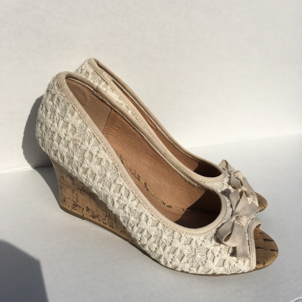 Report eyelet, ribbon bow peep toe, cork wedge