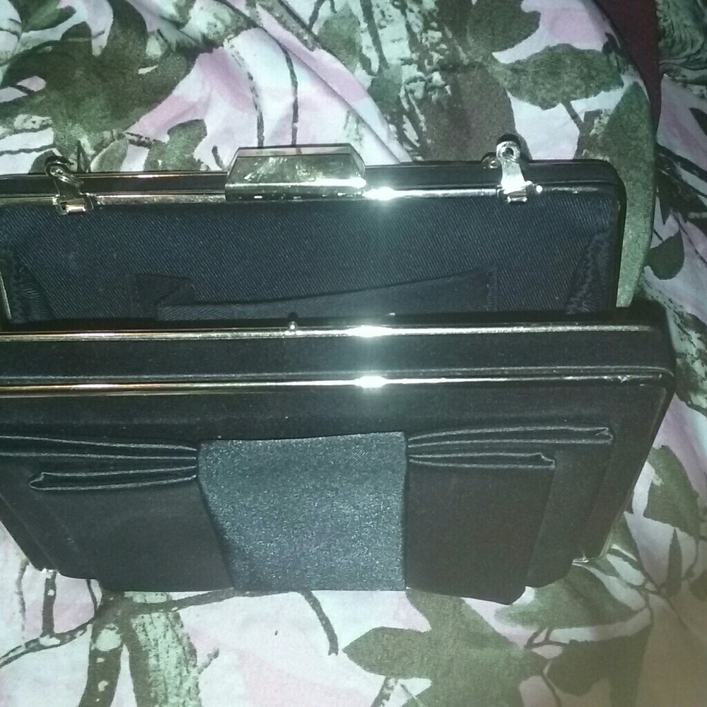 Eva Mendes  clutch with gold chain