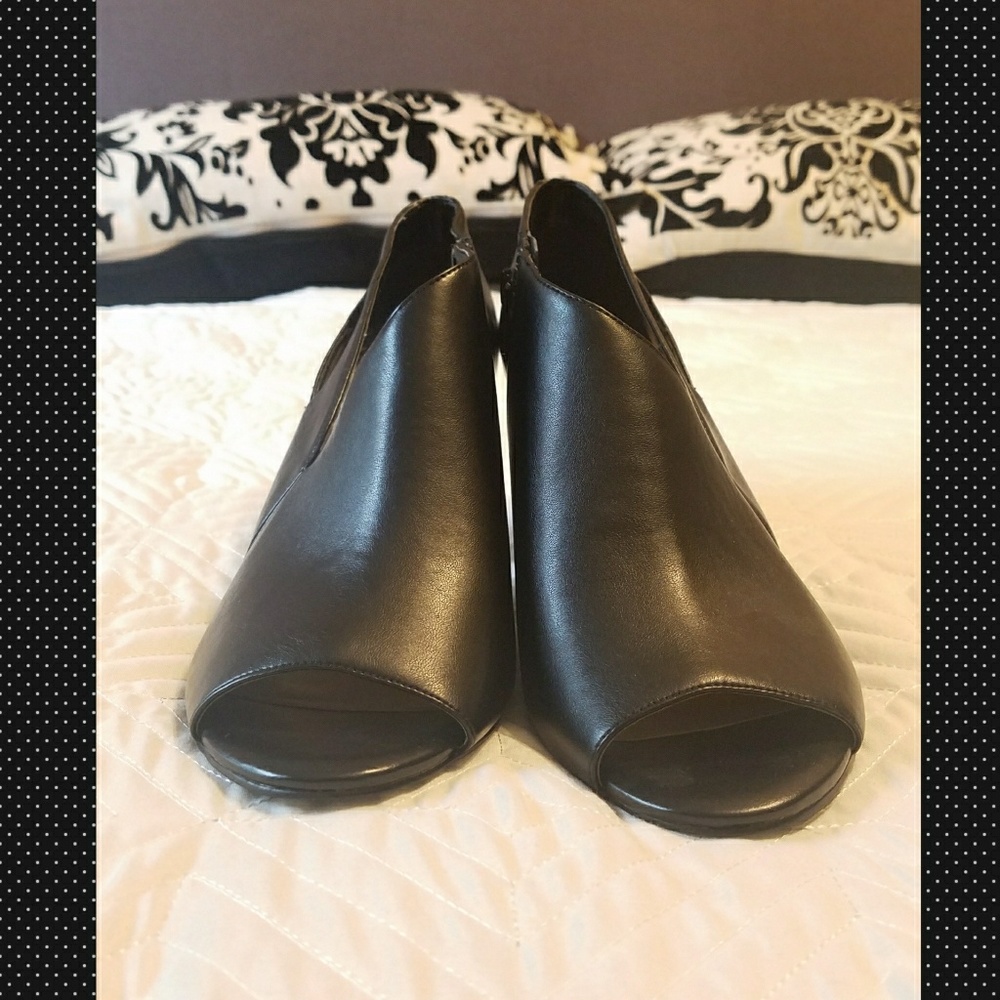 Nine West size 10 Black Cutout Peeptoe Heels NWOT