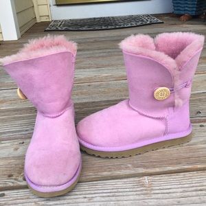 Ugg pink one-buttoned bootie