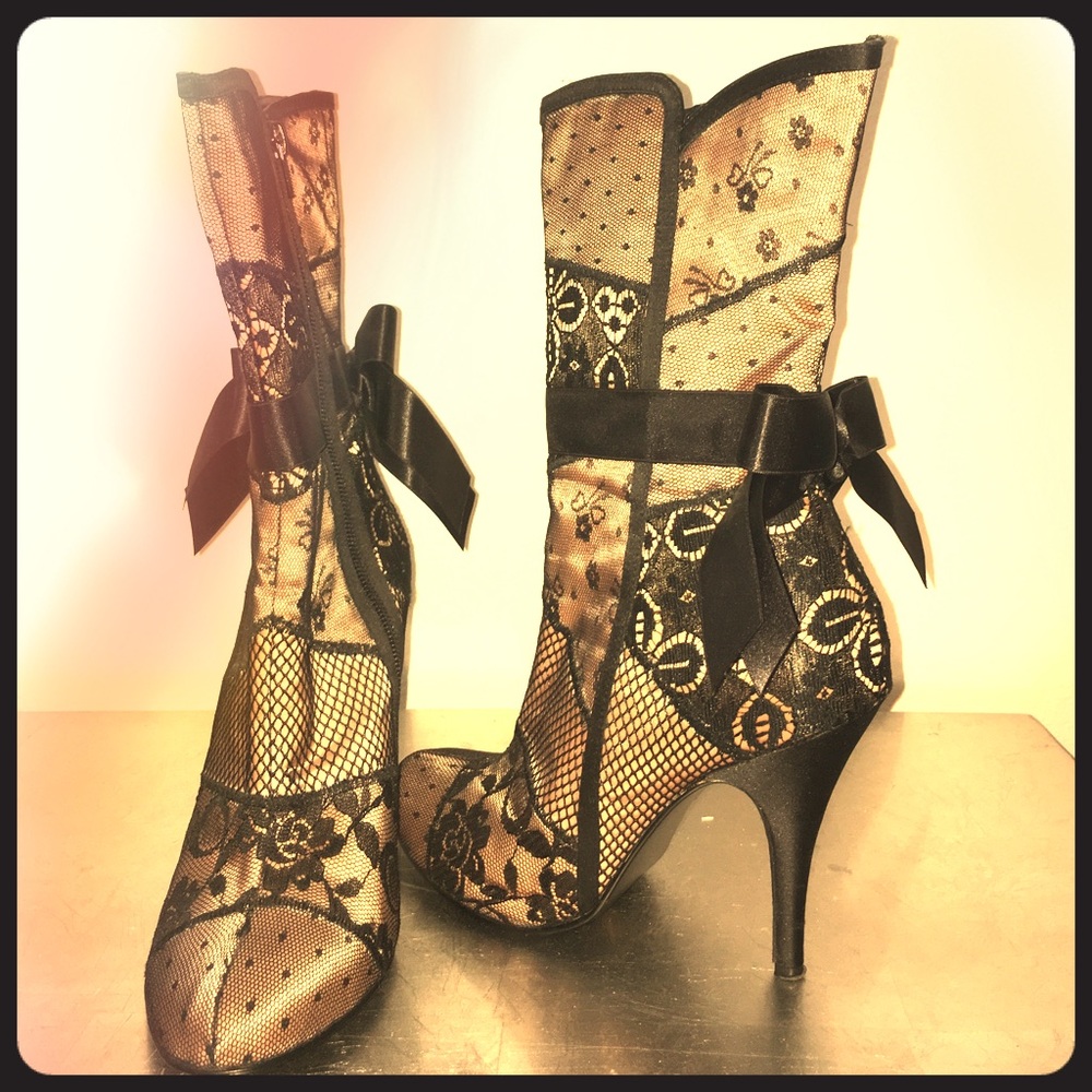 Unique Beverly Feldman Satin&Lace Boots
