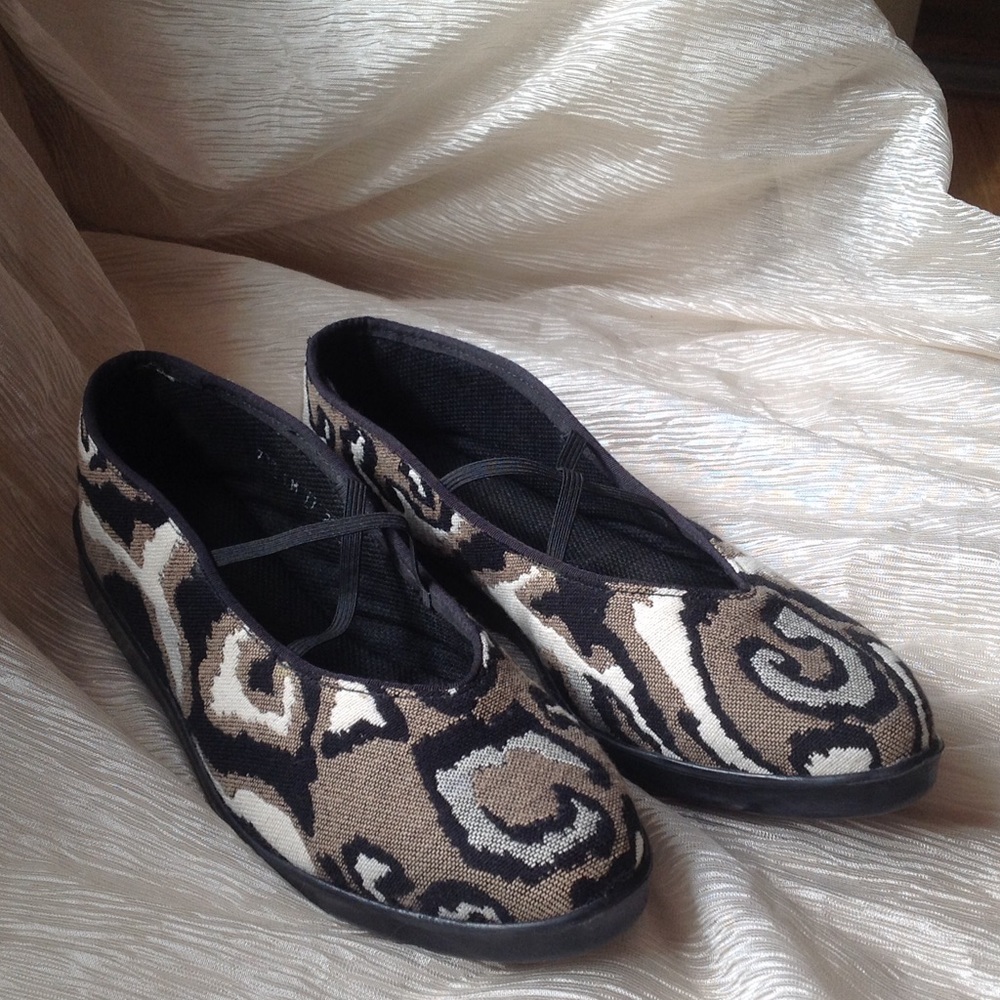 Apropos Footwear.