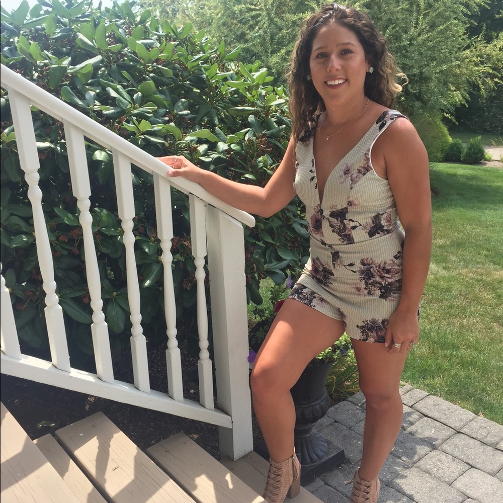Belle Floral Romper - Picture 3 of 3