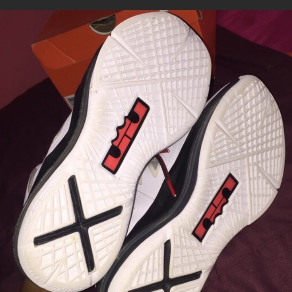 Nike LeBron X (10) - Picture 4 of 4