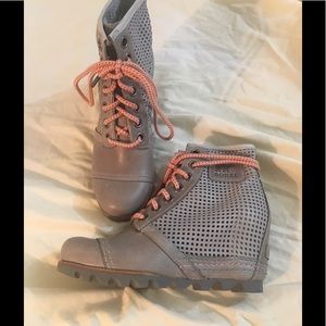 NEW.. SIZE 6.5 Sorel wedge boots
