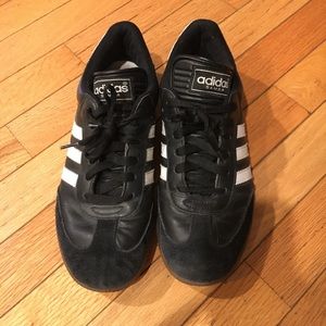 Indoor soccer shoes