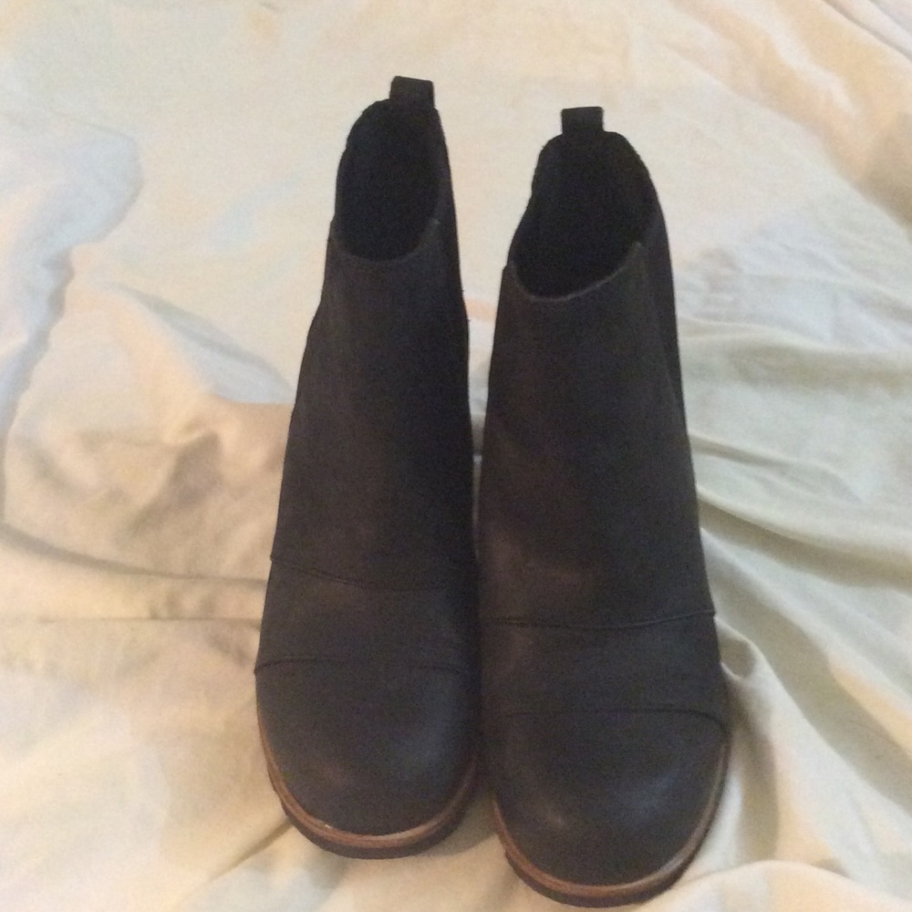 NEW. size 6.5 black sorel wedge boots