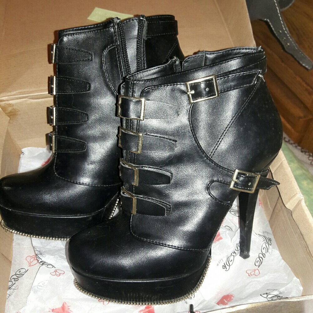 **DONATED**Black/Gold Booties, 6