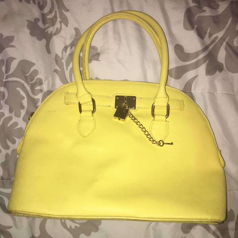 🌻 Aldo Yellow Lock & Key Chain Bag
