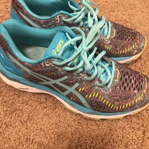 Women's size 9 asics Gel-Kayano. Like new