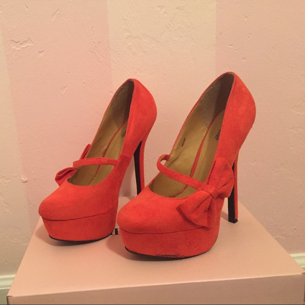 Retro peach pumps