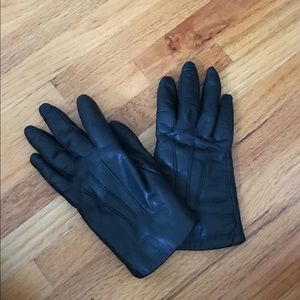 Wilson leather gloves with rabbit fur lined.