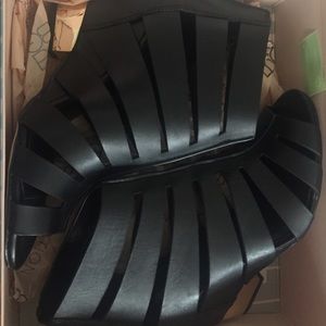 🖤💛 Black & Gold Wedge BCBG shoes 👠 NEVER WORN‼️