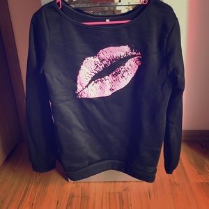 Off The Shoulder Lips Sweater 💋🖤