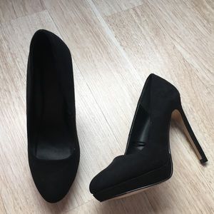 Black Pumps