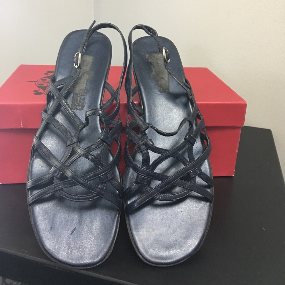 Vaneli. Navy flat sandel