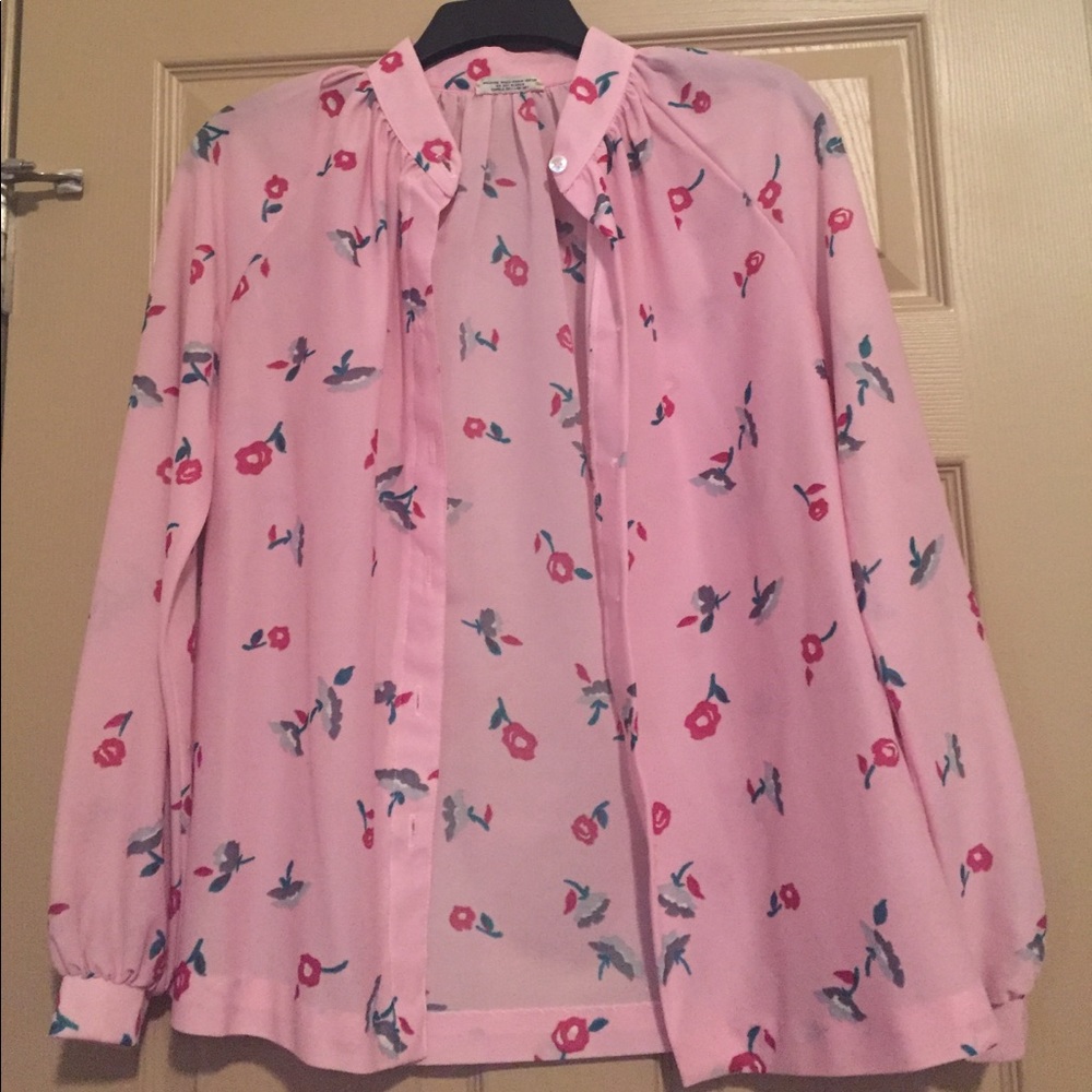 💞Pink Blouse with Roses🌹