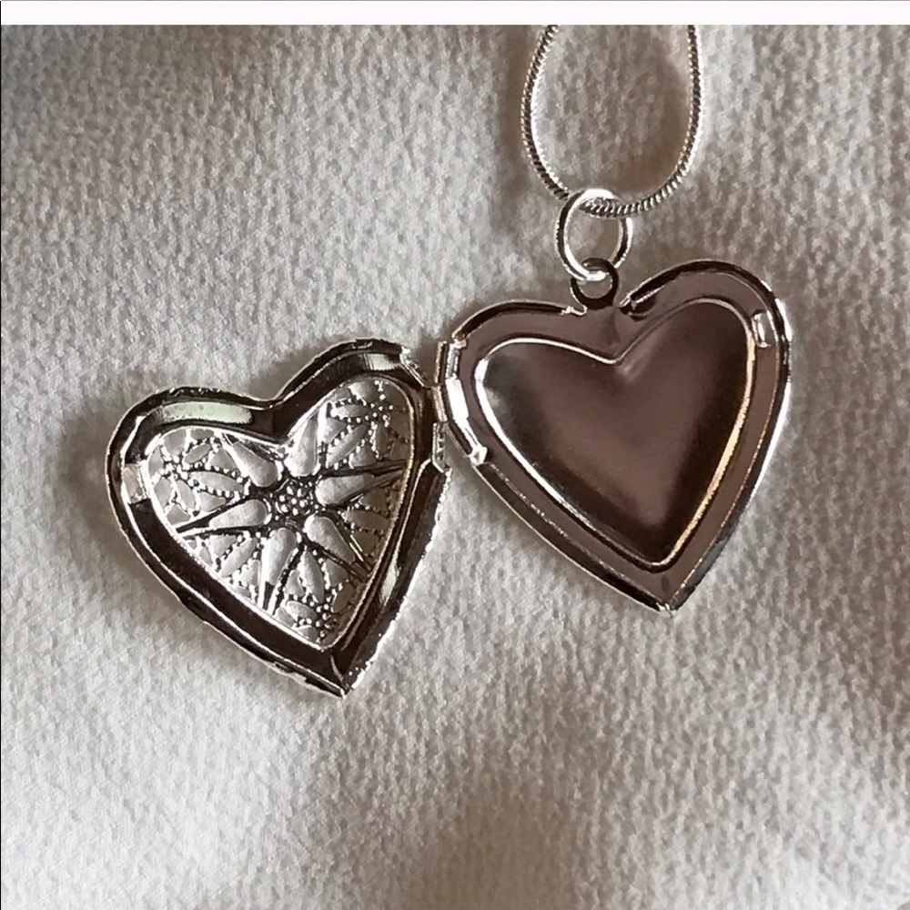 NWOT Silver Star Filigree Heart Locket Necklace - Picture 2 of 5