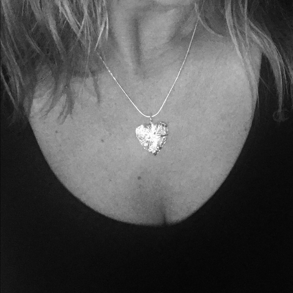 NWOT Silver Star Filigree Heart Locket Necklace - Picture 3 of 5