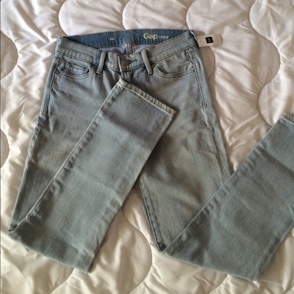 GAP light wash jeans in 25 Petite