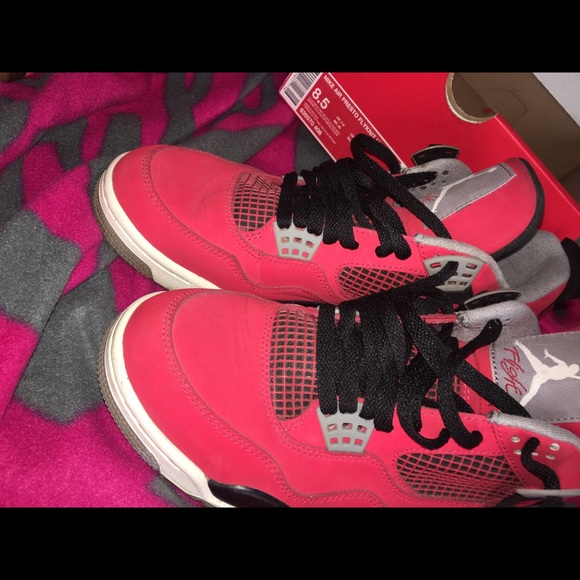 Fire Red Jordan 4s. Size 8.5 - Picture 2 of 4