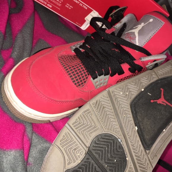 Fire Red Jordan 4s. Size 8.5 - Picture 3 of 4