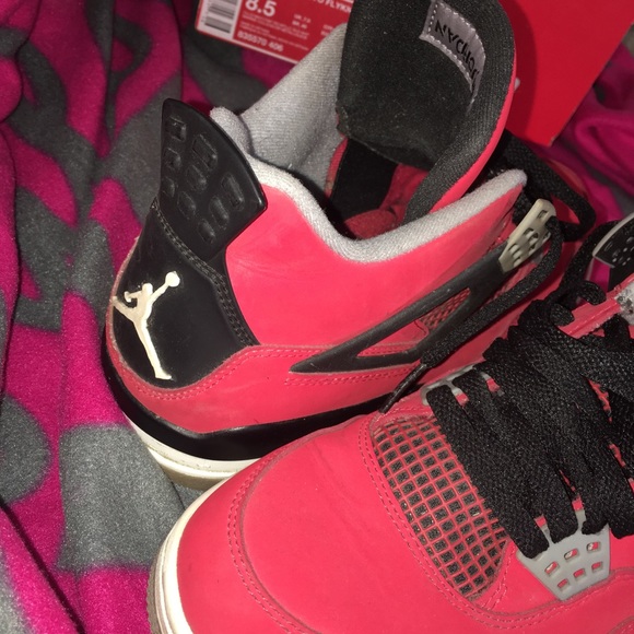Fire Red Jordan 4s. Size 8.5 - Picture 4 of 4