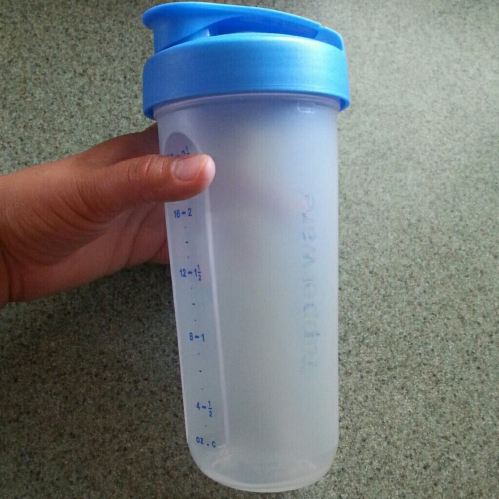 Quick shake container