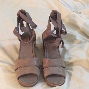 NEW- Sorel size 6.5 Tan wedge