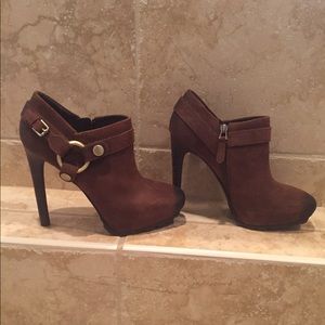 Guess "Gwieshay" brown leather booties / boots