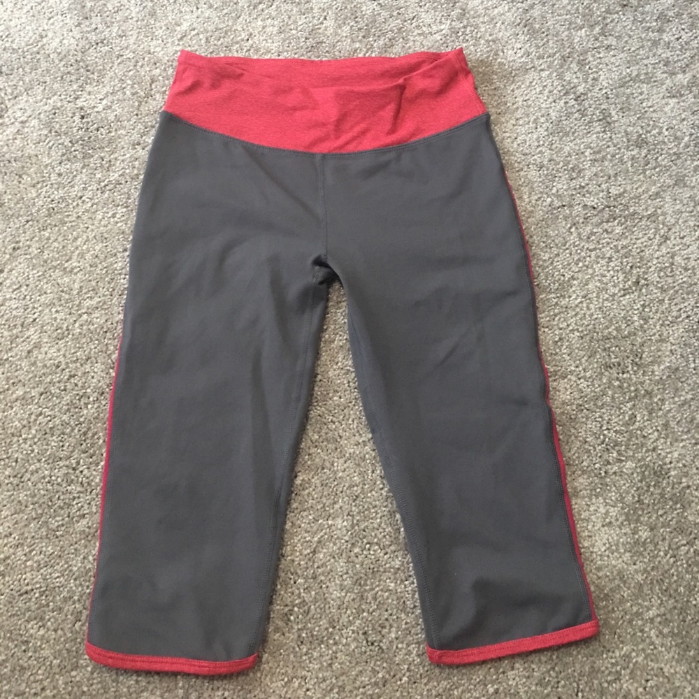 SOLD🙅🏻‍♀️FABLETICS Capri Workout Leggings