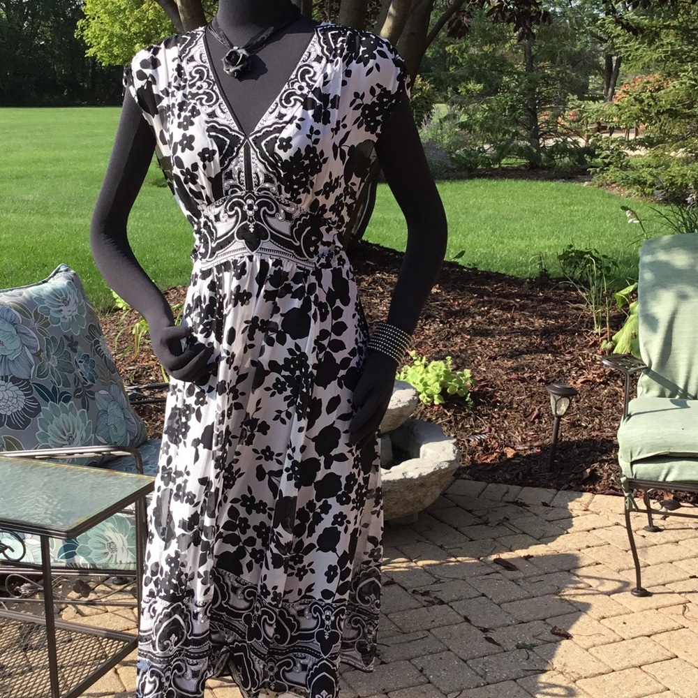 Sz 10 100% silk Black & white floral beaded dress