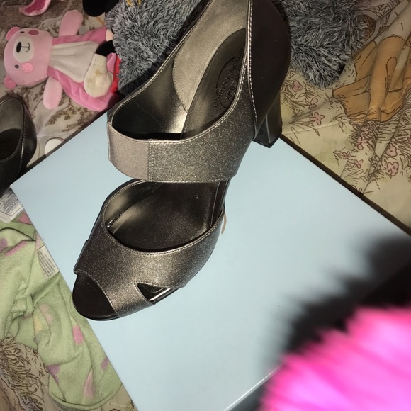 👠 - Picture 2 of 2