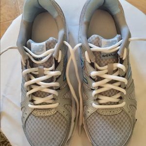 EXC LIKE NEW! Athletic shoes by NEW BALANCE.
