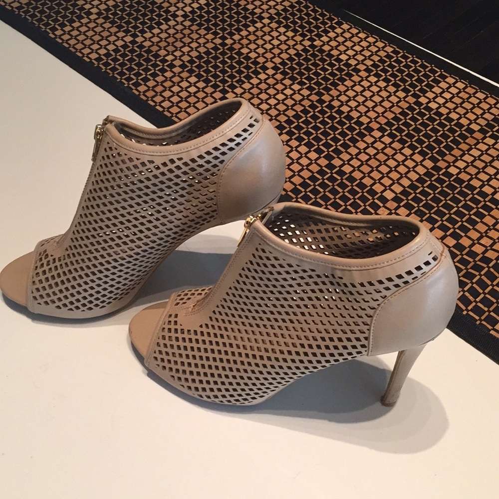 Steve Madden Nude heels