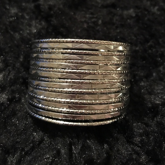 Jewelry - 🎉BOGO 1/2 OFF🎉Beautiful silver layered bracelet