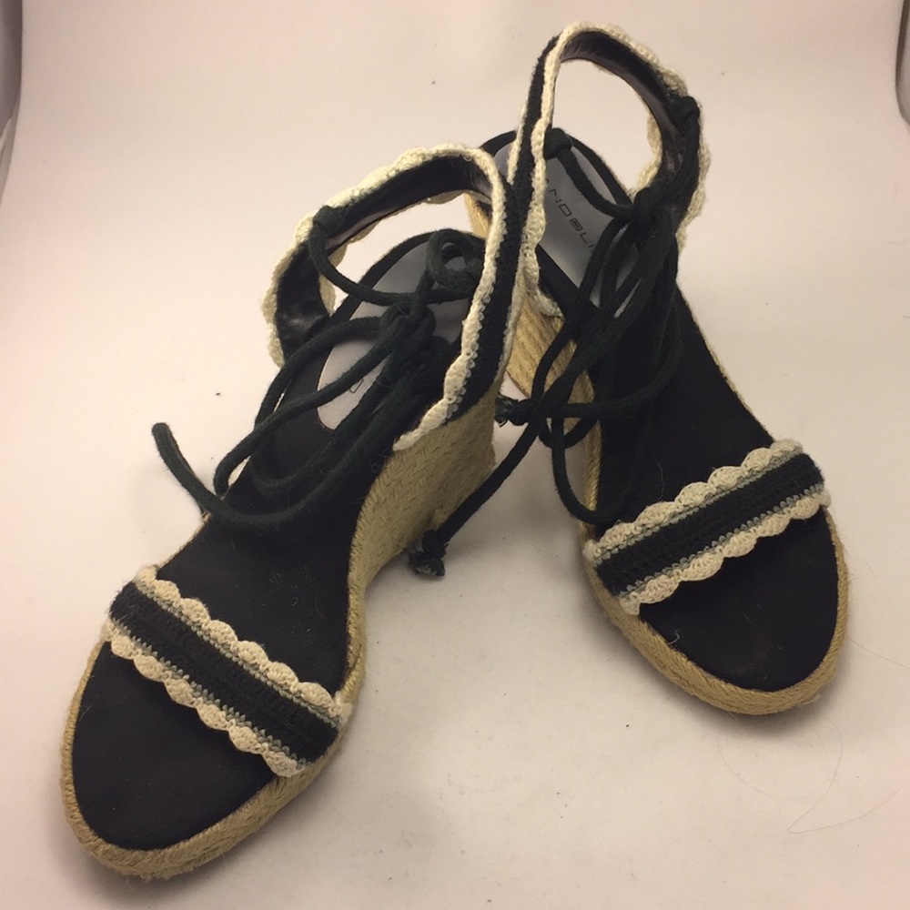 Bandolino BLACK & White Wedges!! 💕