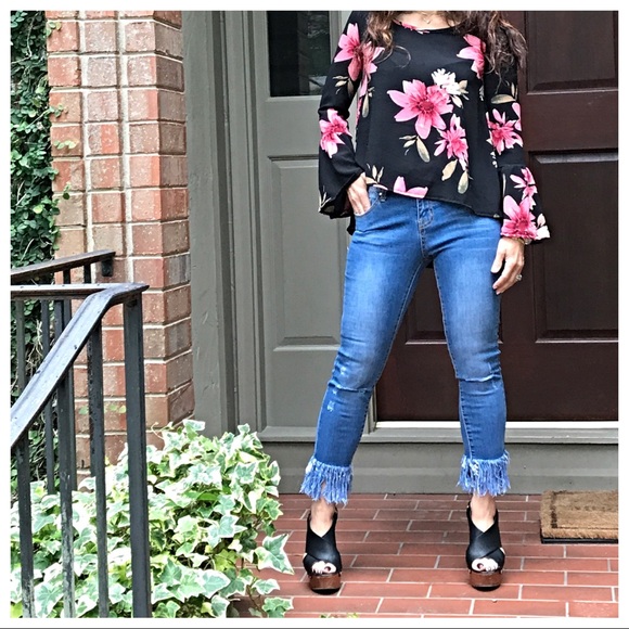 ✨LAST ONE ✨Floral beautiful bell sleeves top - Picture 2 of 6