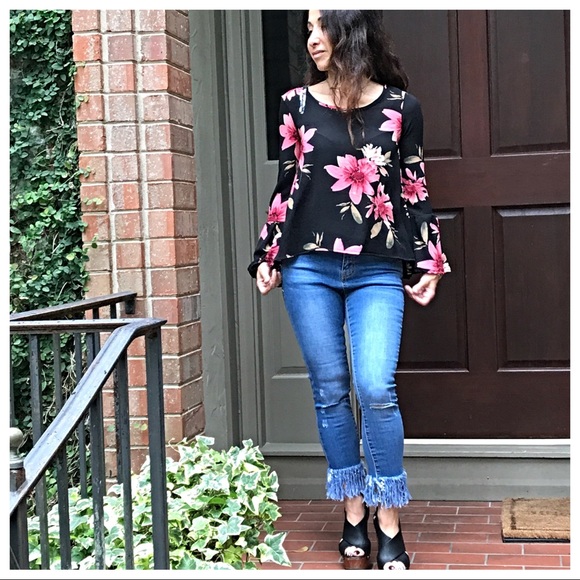 ✨LAST ONE ✨Floral beautiful bell sleeves top - Picture 3 of 6