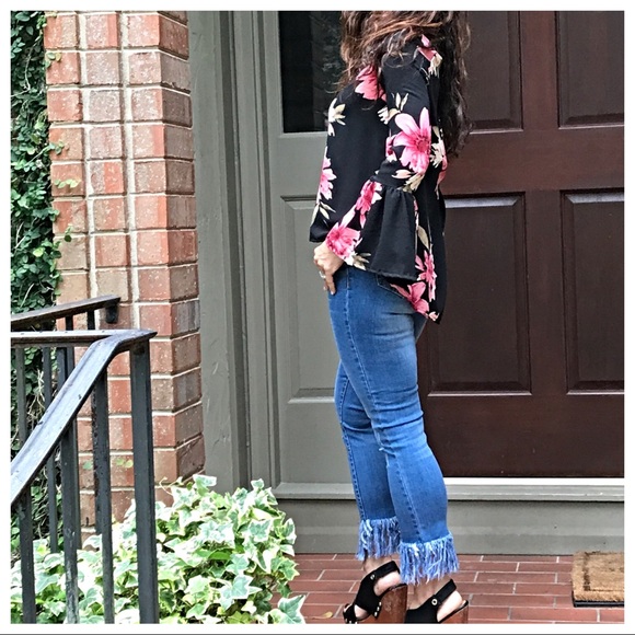 ✨LAST ONE ✨Floral beautiful bell sleeves top - Picture 4 of 6