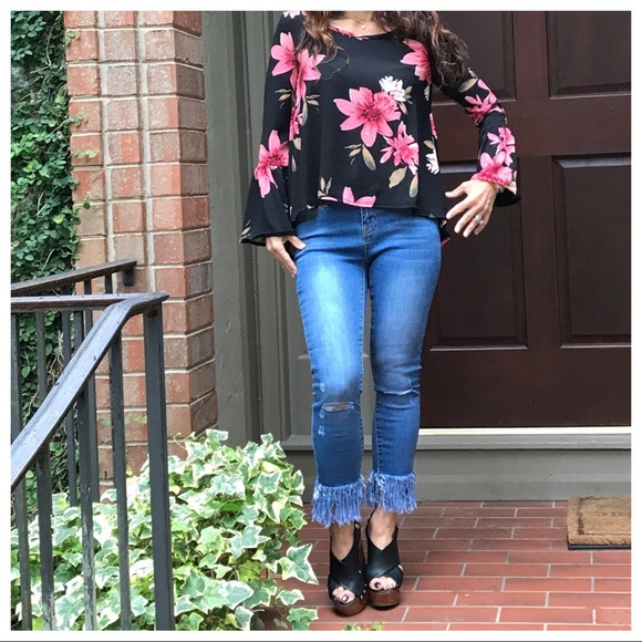 ✨LAST ONE ✨Floral beautiful bell sleeves top - Picture 5 of 6