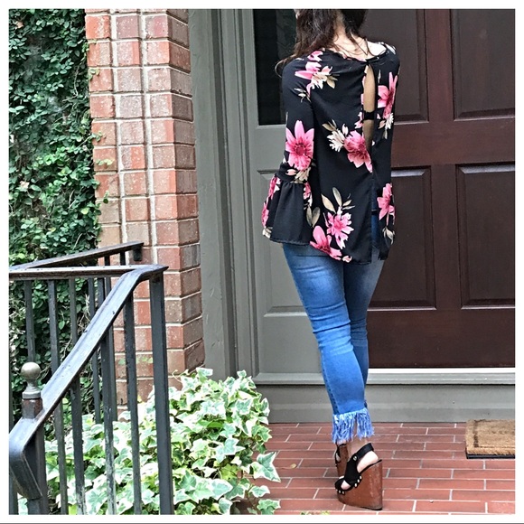 ✨LAST ONE ✨Floral beautiful bell sleeves top - Picture 6 of 6