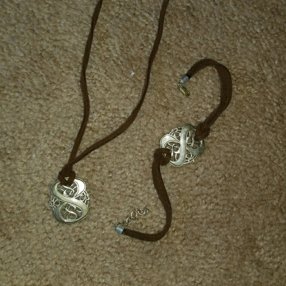 Brown and metal pendant necklace and bracelet pair