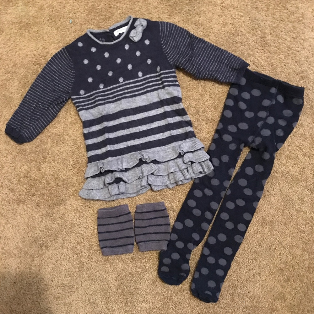 3 pommes dress with tights and knee accents