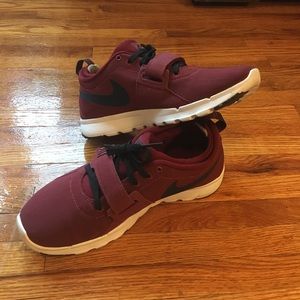 NIKE: Size 8.5, Maroon & Black Sneakers
