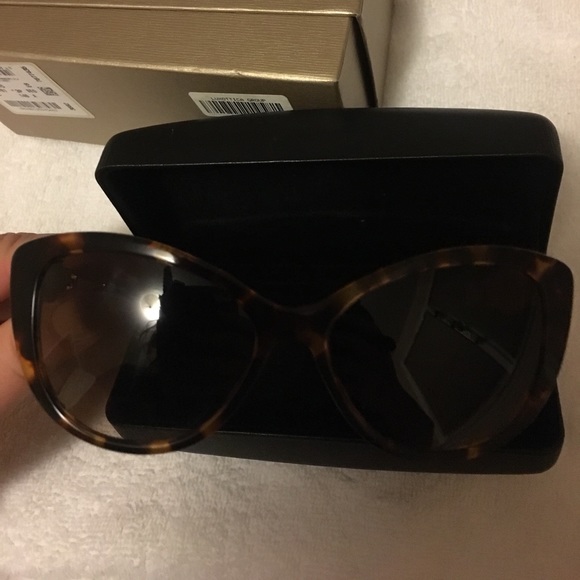 Versace Sunglasses reasonable offer accepted . - Picture 3 of 4